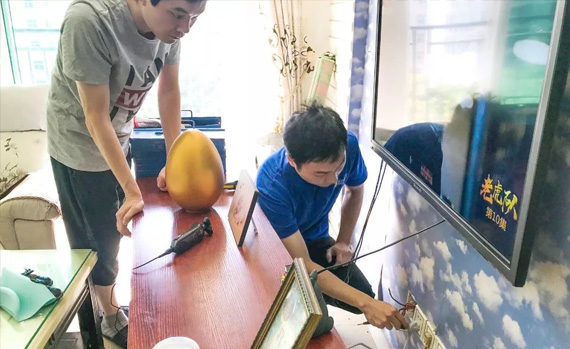                                                                                                               民兴电缆不定期组织技术专业人员深入小区为住户提供线路检修服务                                                                                   